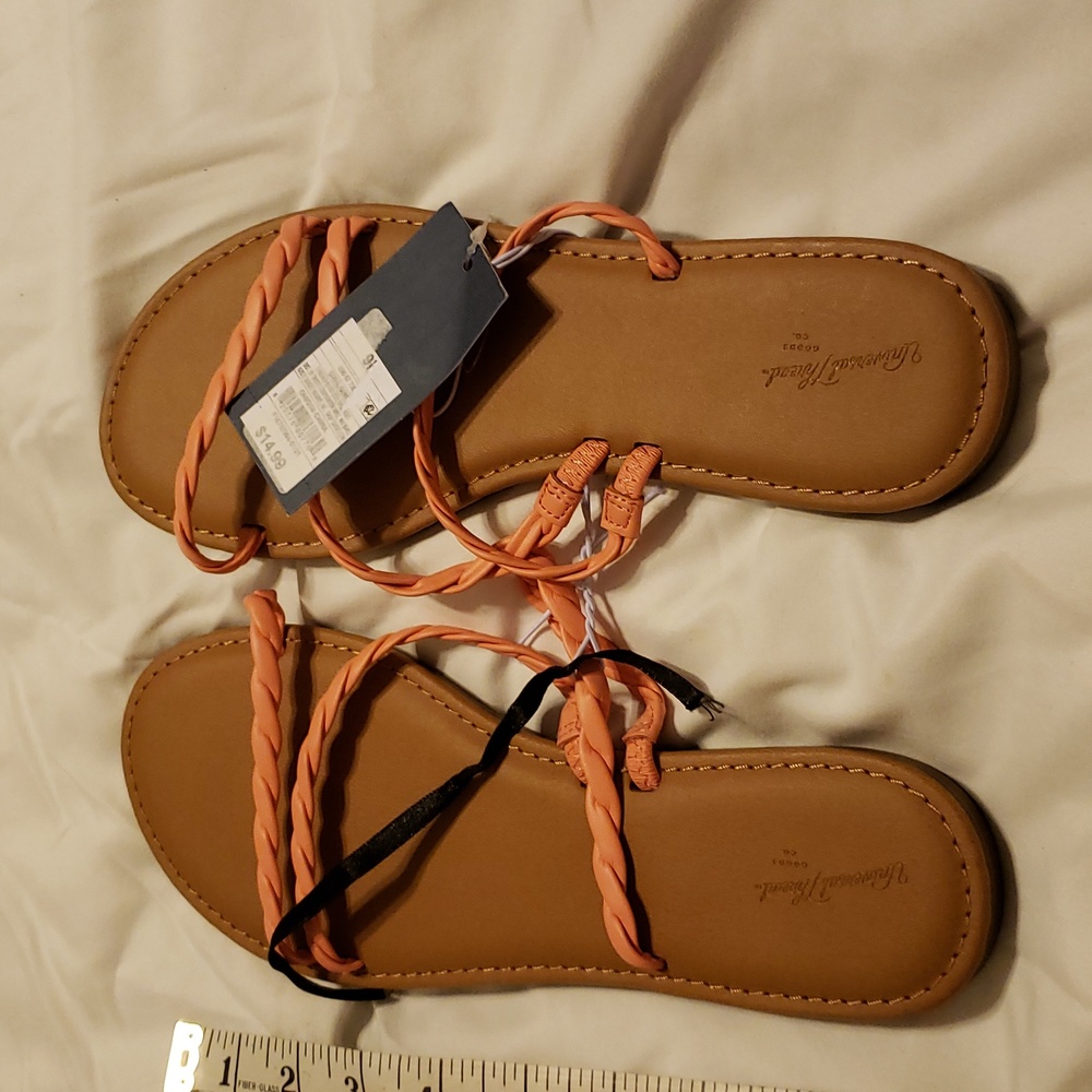 New with tags universal threads sandles 9.5 size